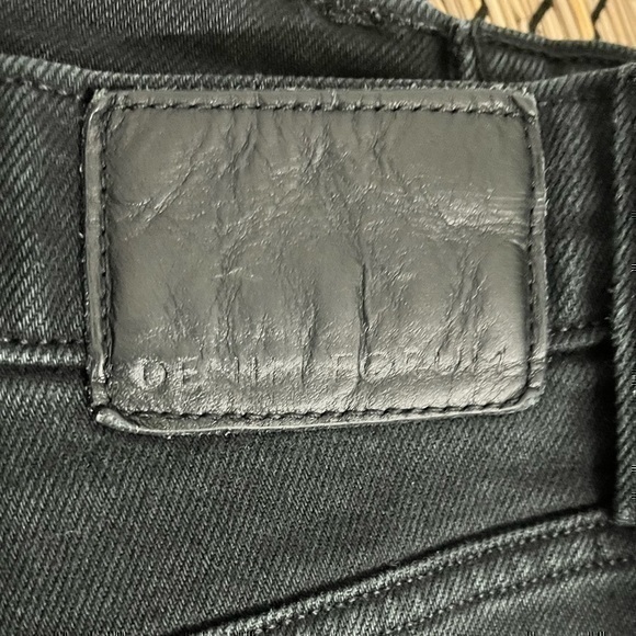 ARITZIA | DENIM FORUM YOKO High Rise SLIM in black - size 25 - actual waist 26” - Picture 10 of 10